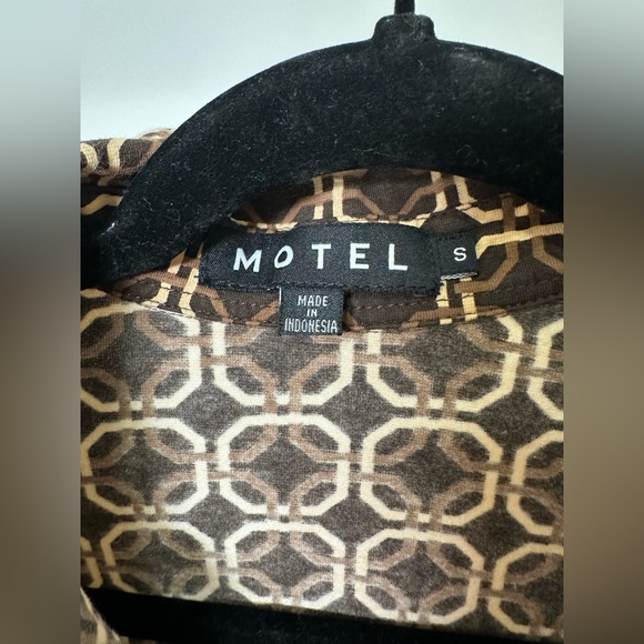 Motel Dark Brown Patterned Long Sleeve Plunge Collared Neckline - Picture 7 of 8